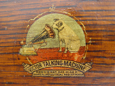 Victor Wood Horn in Oak